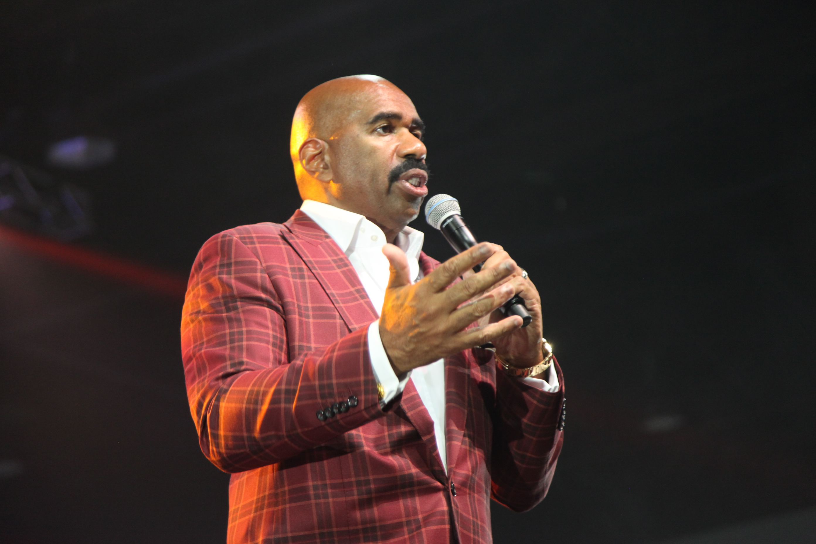 Steve Harvey - Family Fued Live