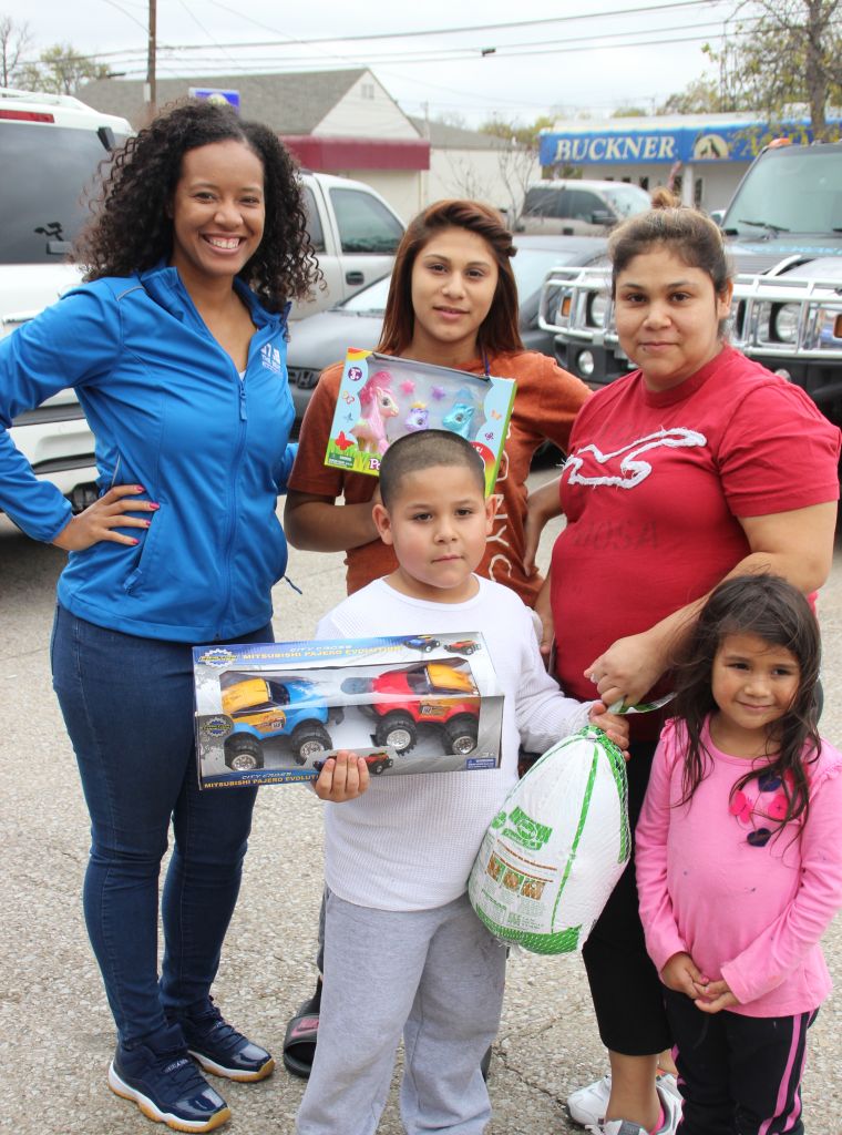 97.9 The Beat Gives Back this Thanksgiving