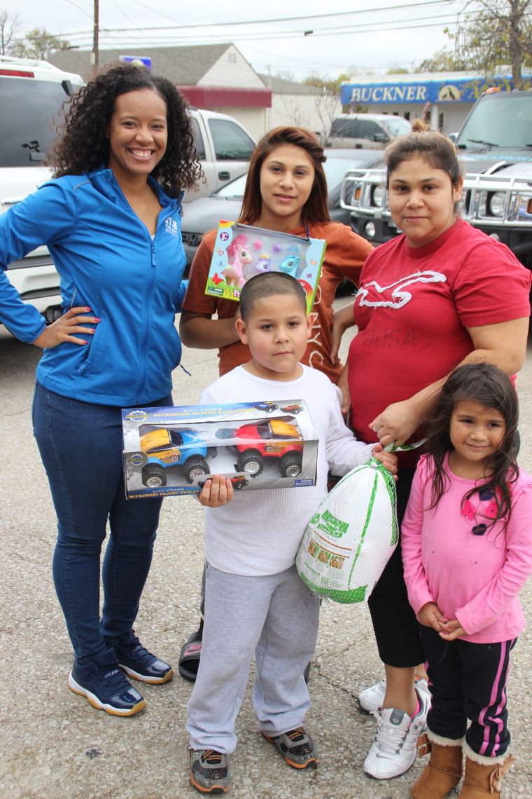 97.9 The Beat Gives Back this Thanksgiving