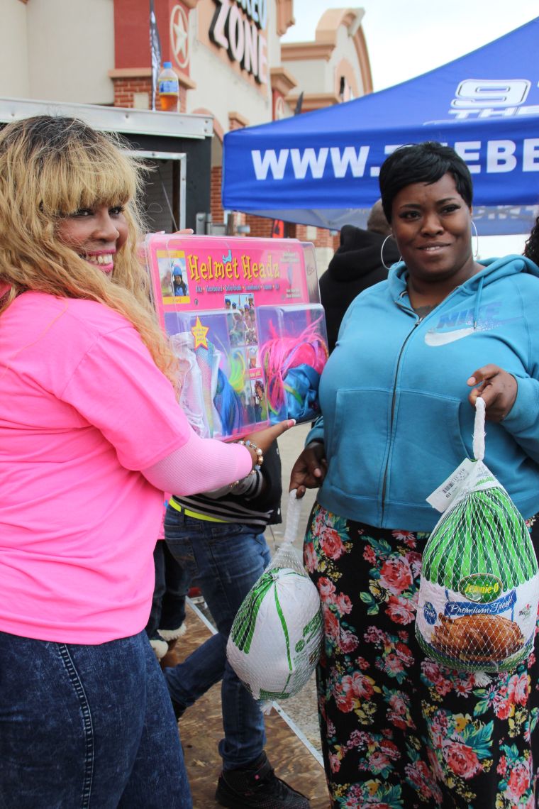 97.9 The Beat Gives Back this Thanksgiving