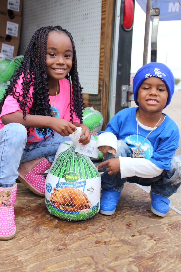 97.9 The Beat Gives Back this Thanksgiving