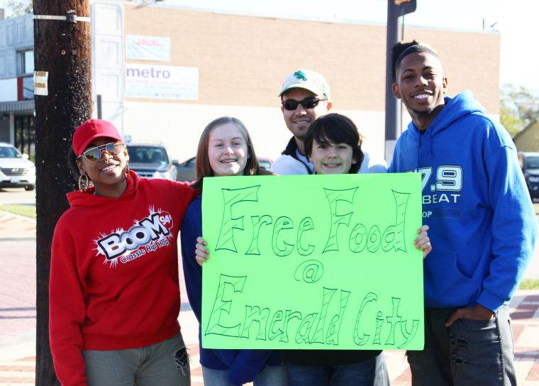 97.9 The Beat Gives Back this Thanksgiving