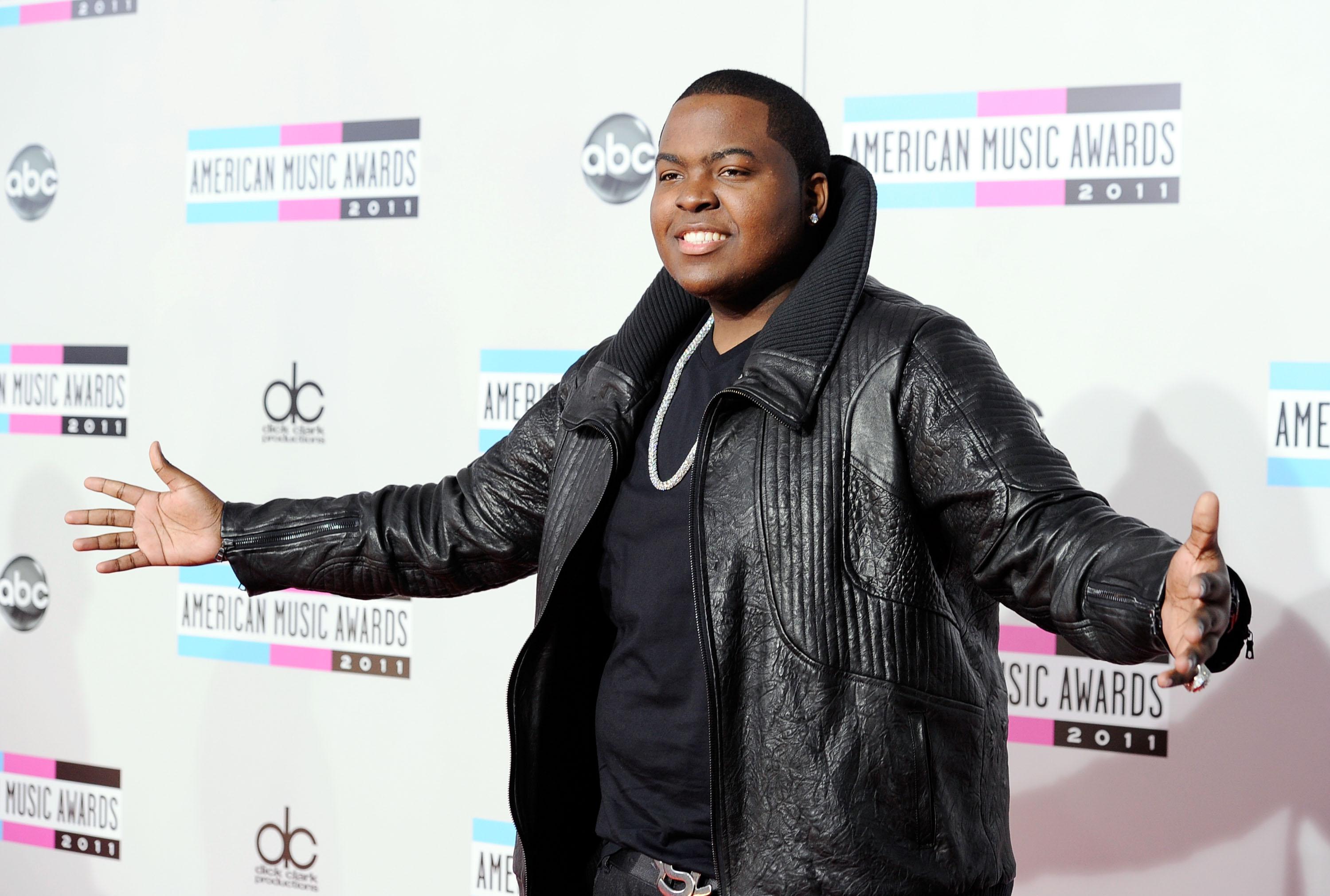 2011 American Music Awards - Red Carpet