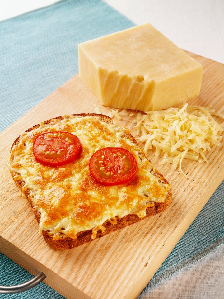 Toast with cheese and tomatoes