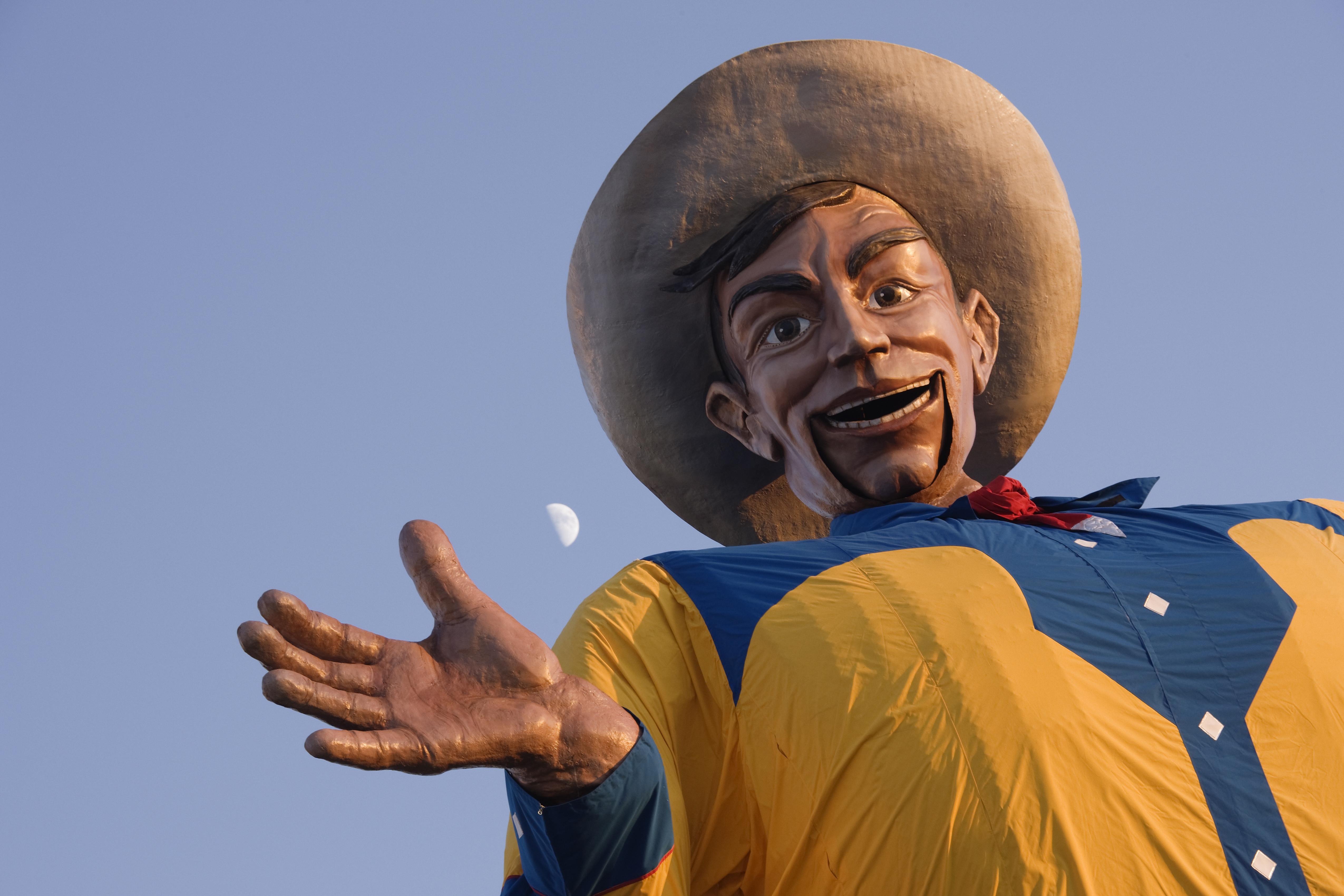 USA, Texas, Dallas, Fair Park, Big Tex in the Texas State fair