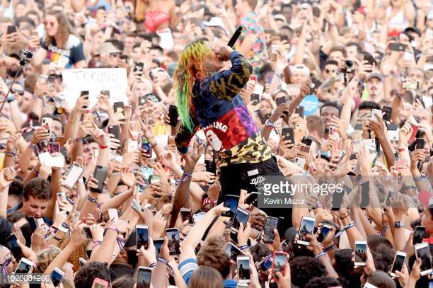 tekashi-6ix9ine-performs-in-the-crowd-during-the-2018-made-in-america-picture-id1026031200