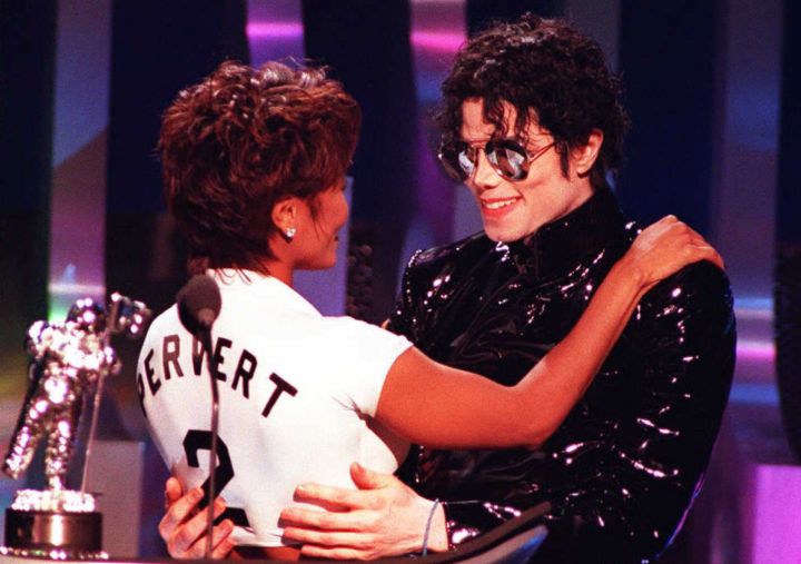 Singer Michael Jackson (R) hugs sister Janet after
