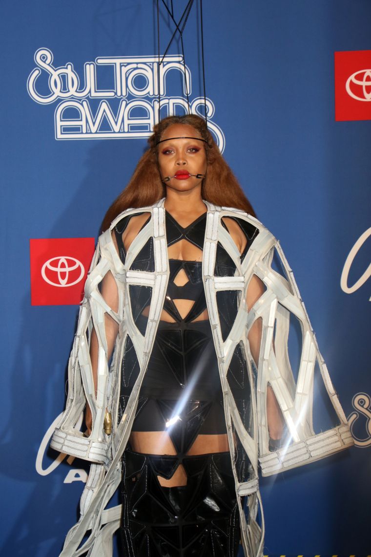 Erykah Badu 2018 Soul Train Music Awards Red Carpet
