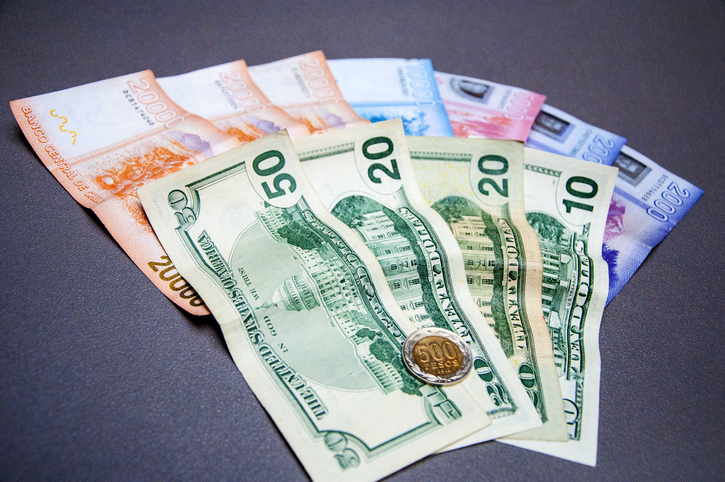 Dinero en efectivo: pesos chilenos (billetes y moneda) y dólares