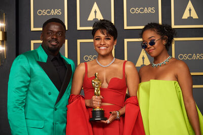 Oscar® winner Aunjanue Ellis poses back stage with Daniel Kaluuya and H.E.R. backstage at the 94th Oscars®