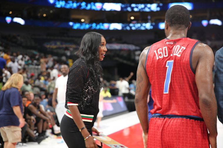 Lisa Leslie coaching her team to victory