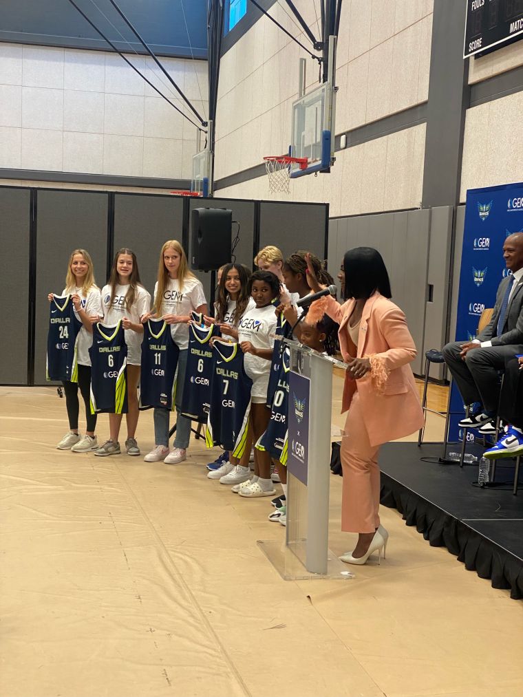 Poizon Ivy Speaking as the Youth pose with G.E.M jerseys